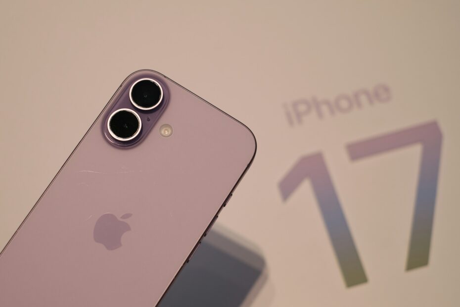 iPhone 17 viola con doppia fotocamera appshunter-io-Ea_bolRuU1Q-unsplash